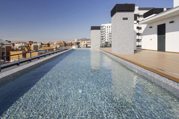 Piscina en la azotea de la promoción Torre Estronci 81 de AEDAS Homes en Hospitalet de Llobregat, Barcelona