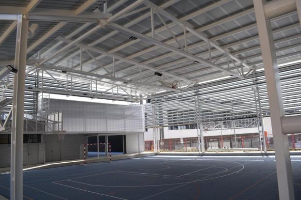 La nueva pista polideportiva de la Escuela El Garrofer