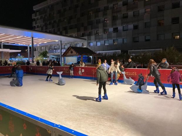 El centro comercial Finestrelles instala una gran pista de hielo solidaria