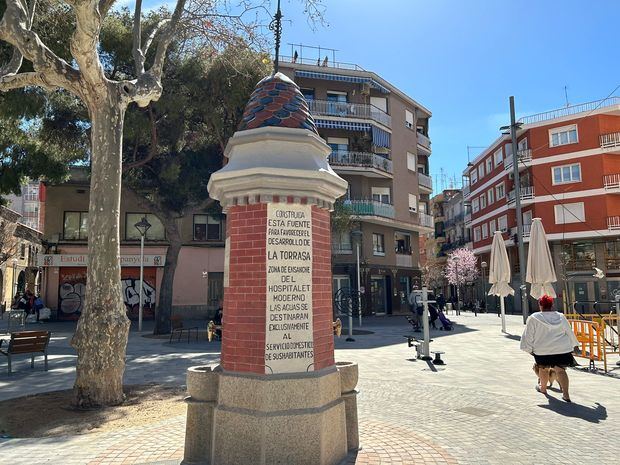 Vista de la fuente de la Plaza Española