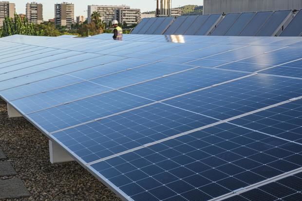 Instalan placas fotovoltaicas en la cubierta del polideportivo Salvador Gimeno