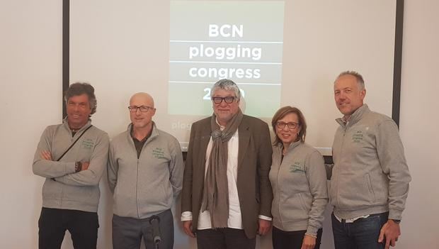 Presentación del BCN Plogging Congress. Antonio Balmón -centro-, Teresa Ferrés -segunda derecha-, y Alfred Bosch -último derecha- junto a dos representantes más de la convención internacional que tendrá lugar en Cornellà