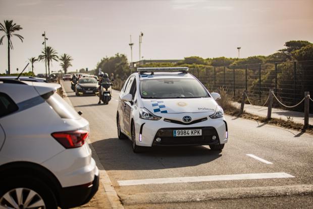 La Policía Local del Prat refuerza durante los meses de verano, especialmente los viernes, sábados y domingos, su servicio en la playa (FOTO: Ayto. del Prat de Llobregat).