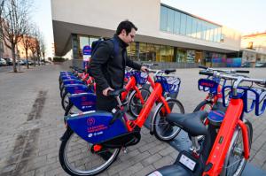 Seis municipios del Baix estrenan más de 600 bicicletas compartidas con AMBici