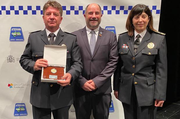 La Policía Local de Sant Boi recogiendo el premio