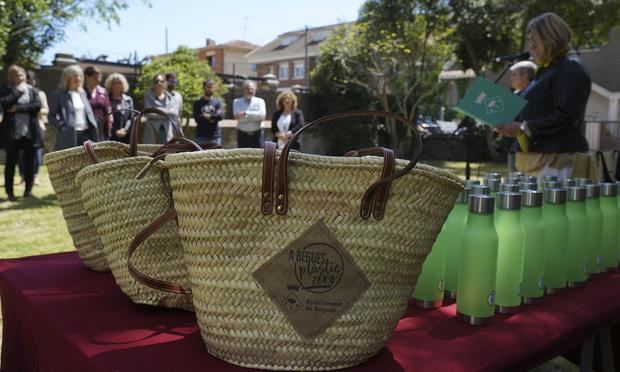 Begues pone en marcha 26 acciones para reducir el consumo del plástico de un solo uso