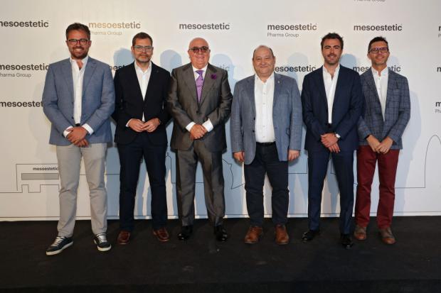 De izquierda a derecha: Carles Font, Co-CEO & Chief Business Development Officer de mesoestetic; Oriol Alcoba Malaspina, Director General d’Indústria de la Generalitat de Catalunya; Joan Carles Font, Presidente y Fundador de mesoestetic; Carles Ruiz Novella, alcalde de Viladecans; Xavier Font, Co-CEO & Chief Legal & Compliance Officer de mesoestetic; y David Caña, Co-CEO & Chief People & Investment Officer de mesoestetic.