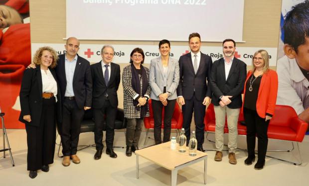 De izquierda a derecha: Lidia Lauza, presidenta provincial de Cruz Roja en Barcelona; Jesús Husillos, teniente de alcaldía de igualdad, derechos sociales y recursos humanos de L’Hospitalet del Llobregat; Josep Quitet, presidente de Cruz Roja en Cataluña; Petra Jiménez, teniente de alcaldesa de participación ciudadana, cultura, solidaridad y cooperación de Santa Coloma de Gramenet; Filo Cañete, alcaldesa de San Adrià del Besós; Felipe Campos, consejero delegado de Aigües de Barcelona; Cristian Rastrojo, primer teniente de alcalde Sant Joan Despí y Joana Piñero, teniente de alcalde de políticas sociales, igualdad y salud de Cornellà de Llobregat.