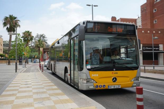 La línea de autobús L77 amplía, a partir del lunes 24 de julio, su recorrido. De esta forma, la línea se prolongará desde el Hospital de Sant Joan Despí hasta la parada 'Consell Comarcal' del tranvía.