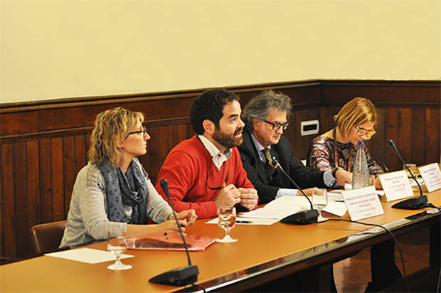 Lluïsa Moret pone en valor, en el Parlament, el papel de los ayuntamientos para responder en Servicios Sociales