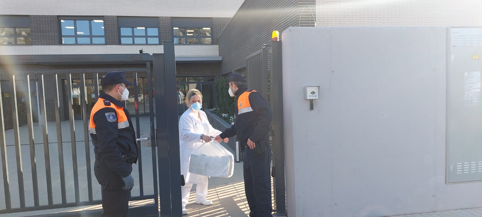 Protección Civil de L'Hospitalet reparte 65.000 mascarillas en centros educativos o residencias de gente mayor del municipio