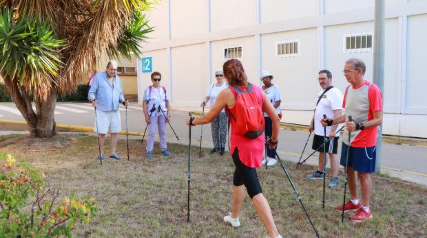 La marcha nórdica es un ejercicio físico que requiere entrenamiento para aprender la técnica correctamente.