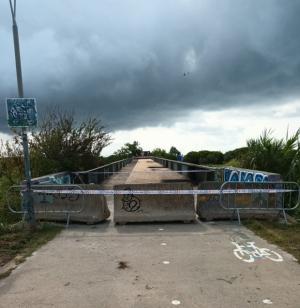 Puente de acceso al campus de la UPC cerrado por tiempo indefinido tras misterioso incendio