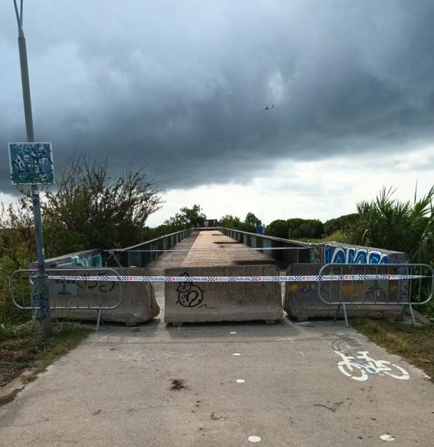 El puente de acceso a la UPC, precintado por la policía local de Castelldefels (FOTO: Policía local de Castelldefels).