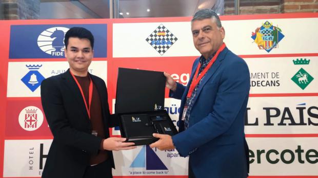 El presidente de la FEDA (Federación Española De Ajedrez), Francisco Javier Ochoa de Echagüen, es cordialmente recibido en el IV El Llobregat Open Chess Tournament.
