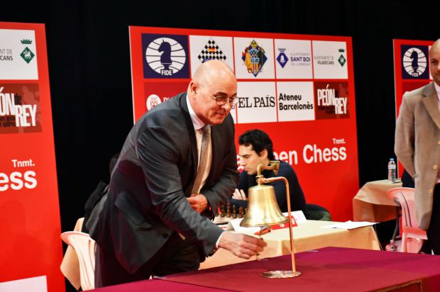 Jesús Lozano, CEO de la compañía de transporte de mercancías nacional e internacional Lotrans, ha visitado el IV El Llobregat Open Chess Tournament y nos ha honrado realizando el toque de campana que da inicio a la ronda de juego. Foto: Patricia Claros Aguilar (@Patriciaajedrez).