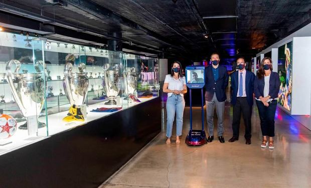 Un chico ingresado en Sant Joan de Déu y un robot reabren el Museu del Barça