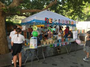 Increíble. Escuela vende productos reciclados en un mercado municipal