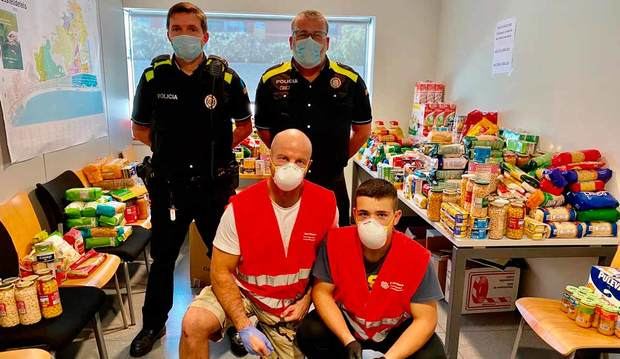 Recollida solidària d'aliments entre la policia local i els mossos de Castelldefels