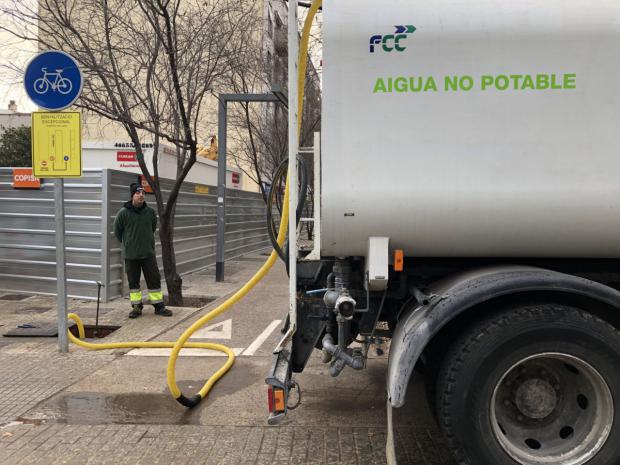 Un vehículo de limpieza del ayuntamiento, cargando agua freática en unos de los puntos de conexión (FOTO: Aj. de Viladecans)