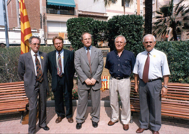 Amador Rosas (izquierda), en un acto como líder del PP de Cornellà, junto al desaparecido concejal socialista vicenç badenes; el enconces alcalde, José Montilla (centro), y su antecesor, Frederic Prieto (derecha)
