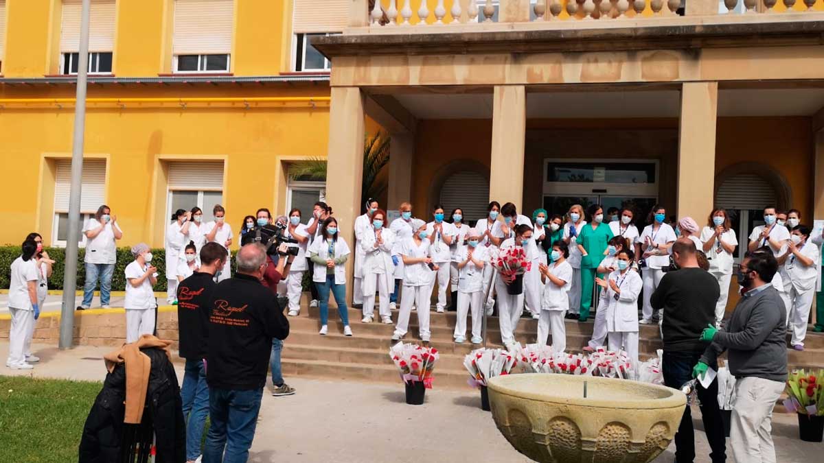 Viladecans omple de roses les residències de la gent gran, l’Hospital i l'ambulatori