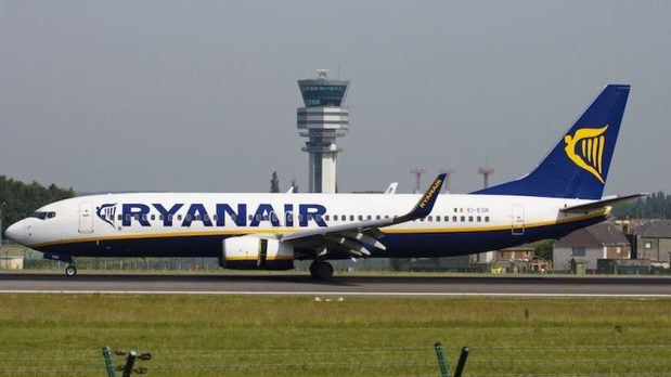 Un avión de Ryanair tiene que ser evacuado en el Aeropuerto del Prat por el incendio de una batería de móvil