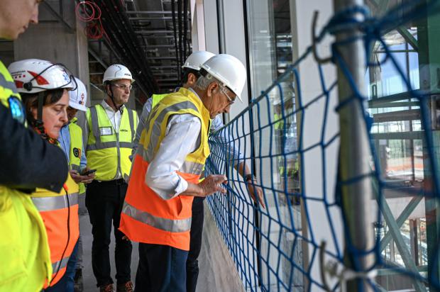 El consejero de Salut visita las obras de la nueva sede del SEM