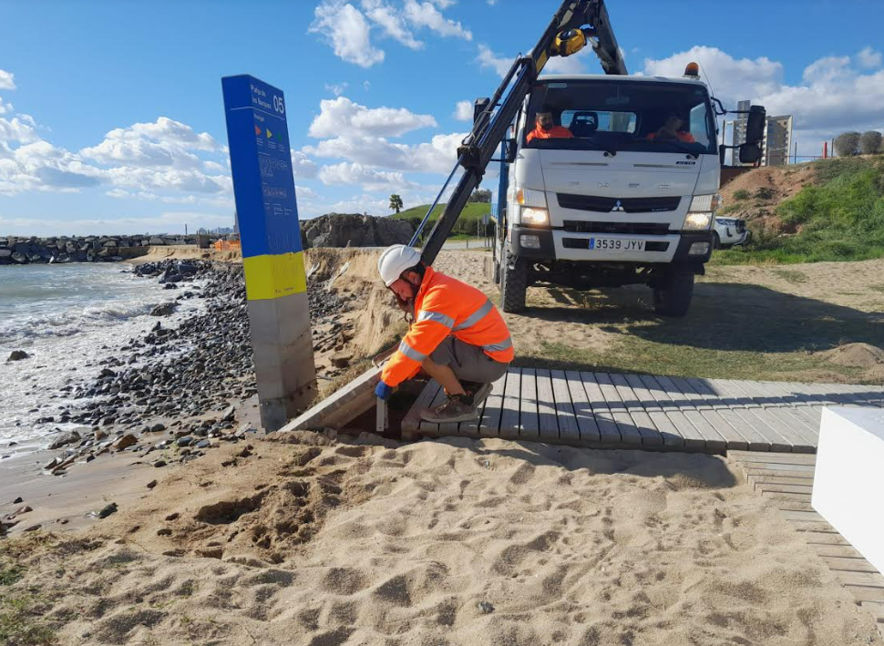 Un otoño veraniego y lleno de temporales marítimos causa estragos en las playas metropolitanas