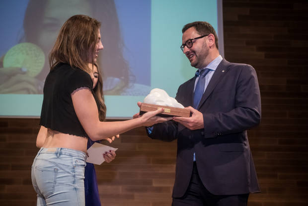 Antoni Reig, director del Consell Català de l'Esport de la Generalitat, entrega a Marquès uno de los Premios El Llobregat