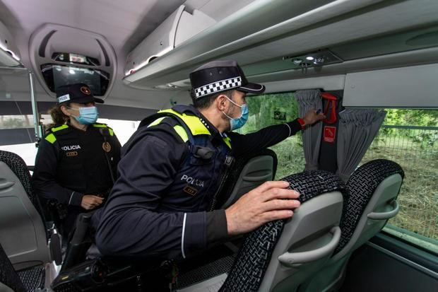 La Policía Local de Sant Vicenç garantiza la seguridad de los infantes