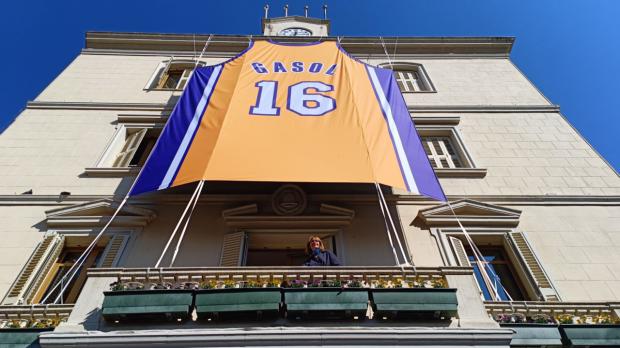 Descubre de qué fachada pende la icónica camiseta retirada a Pau Gasol 