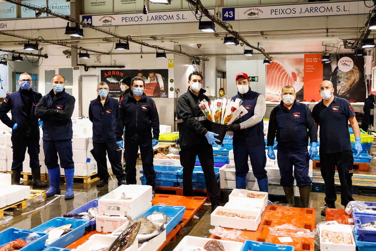 Mercabarna entrega 10.000 rosas a los trabajadores del mercado y a los profesionales sanitarios