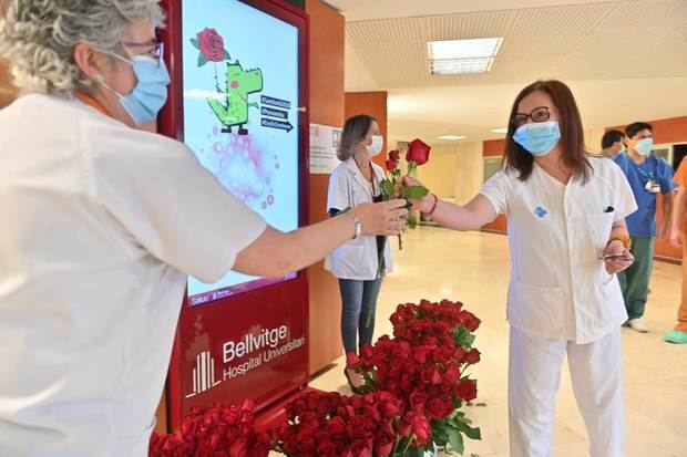 Mercabarna entrega 10.000 rosas a los trabajadores del mercado y a los profesionales sanitarios