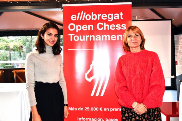 Sara Khadem, junto con la alcaldesa de Sant Boi de Llobregat, Lluïsa Moret, en la clausura de la 4ª edición de El Llobregat Open Chess Tournament.
