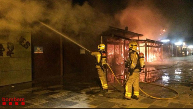 Los bomberos han tardado un par de horas en sofocar el incendio