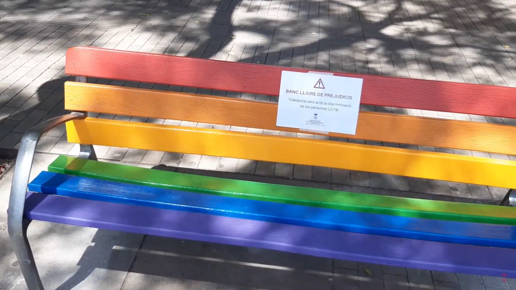 Sant Feliu ha instalado dos bancos que simbolizan el colectivo LGTBI