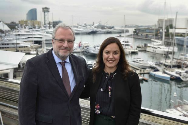 Constantí Serrallonga, director general de Fira Barcelona, junto con Liz Plizga, vicepresidenta de Diversified Communications, organizadora de la feria.