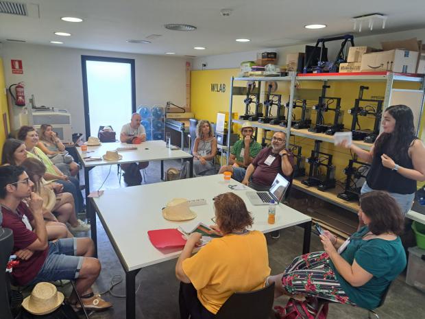 Los participantes conocieron experiencias y recursos exitosos en centros educativos, entidades y organismos, a través de una feria de muestras y talleres (FOTO: Ayto. de Viladecans)