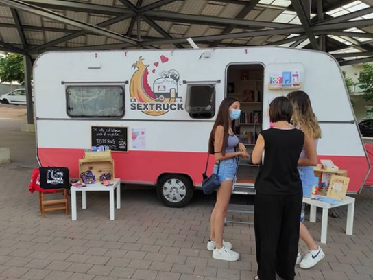 Sextruck, la caravana que asesora sobre sexualidad en los alrededores de los Institutos de Cornellà de Llobregat