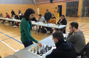 Sara Khadem vence a 25 contrincantes a la vez en la previa del Llobregat Open Chess 2023