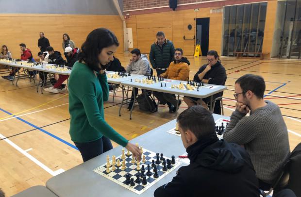 Sara Khadem vence a 25 contrincantes a la vez en la previa del Llobregat Open Chess 2023