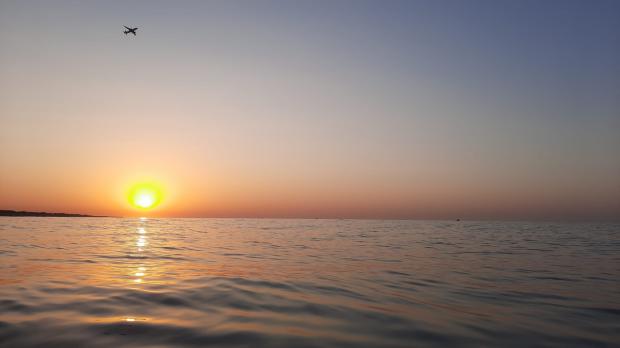 Fotografía del amanecer desde la playa de Gavà. Medidas de precaución por la ola calor, sobretodo gente mayor y niños (FOTO: Xavi Cabo).
