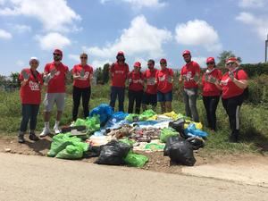 Los trabajadores de Unilever recogen más de 100kg de basura en el Parc de la Marina de Viladecans