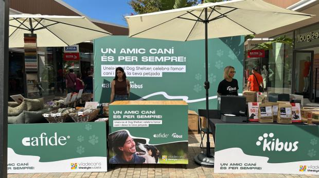 Los stands de las startups Petcare, creadora de un innovador sistema de nutrición canina, y Cafide, una marca de accesorios de alta calidad y sostenibles, también para perros; exponiendo sus productos en Viladecans The Style Outlets.