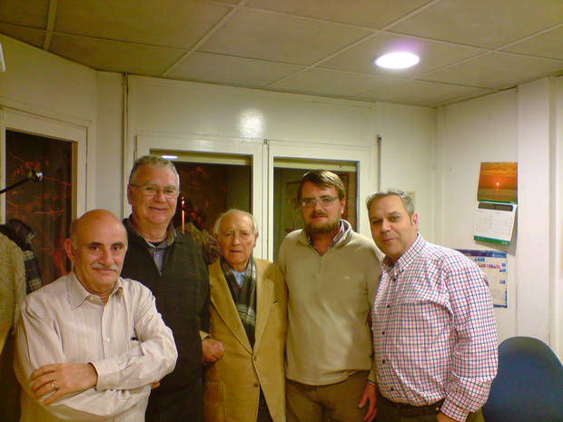 De izquierda a derecha, José María Alarcón, Manuel Salmerón, Juan López “Juanele” (EPD) creador del programa, Josep Pallarés, director de Radio Sant Boi y el técnico de sonido Damià Grima (EPD)