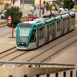 Un tranvia acercándose a la parada de Bon Viatge (Sant Joan Despí) final de la línea T1 del TramBAIX, que está considerado el mejor transporte público metropolitano.