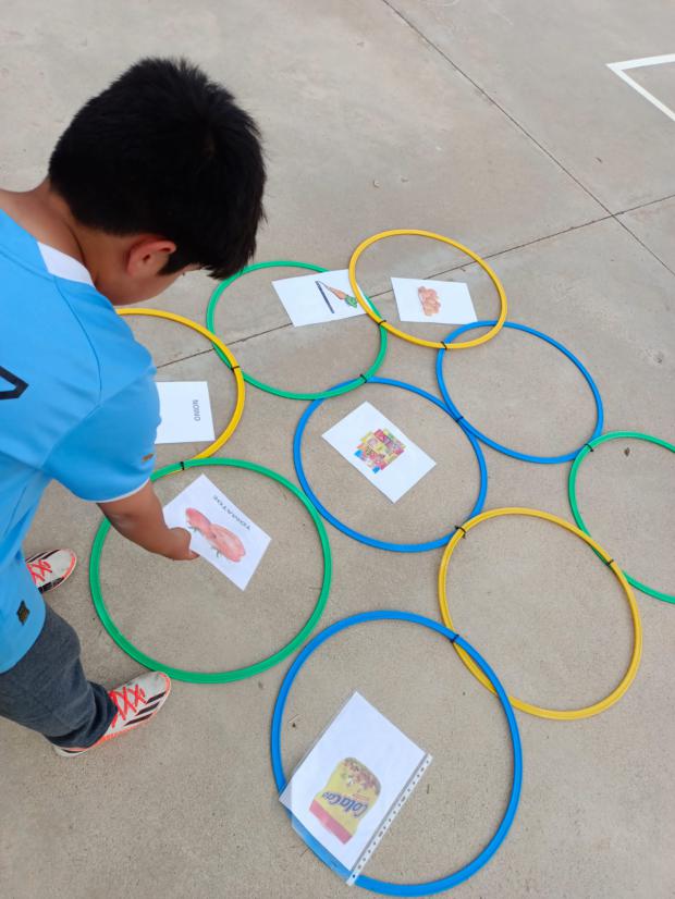 Niños y niñas participando en uno de los juegos del taller "Be Active, Be Healthy", organizados por el Consell Esportiu del Baix Llobregat