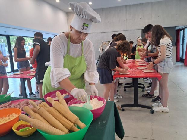 Un taller de pizzas es una de las actividades incluidas en el programa de verano F'estiu Jove.