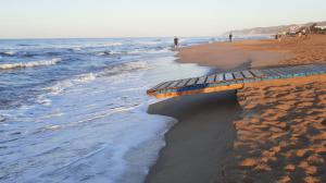 El devastador temporal costero que ha dejado en ruinas la playa de Gavà